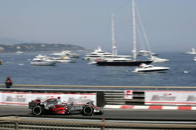 Fernando Alonso (Spanien McLaren Mercedes) in seinem Boliden am Hafen von Monte Carlo Motorsport Grand Prix Herren Großer Preis von Monaco 2007, Formel 1 Weltmeisterschaft, F1, F, GP, WM, Freies Training Totale Monte Carlo Dynamik, Motorsport Grand Prix Herren Großer Preis von Monaco 2007, Formel 1 Weltmeisterschaft, F1, F, GP, WM, Freies Training Totale Monte Carlo Dynamik,