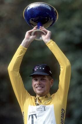 Siegerehrung Tour de France 1997: Gesamtsieger Jan Ullrich (Deutschland Team Telekom) präsentiert während der Siegerehrung die Trophäe Radsport Herren Tour de France 1997, Straßenradsport, Straße, Rad, Vdia Einzelbild Paris Champs Elysees Freude, Radsport Herren Tour de France 1997, Straßenradsport, Straße, Rad, Vdia Einzelbild Paris Champs Elysees Freude,