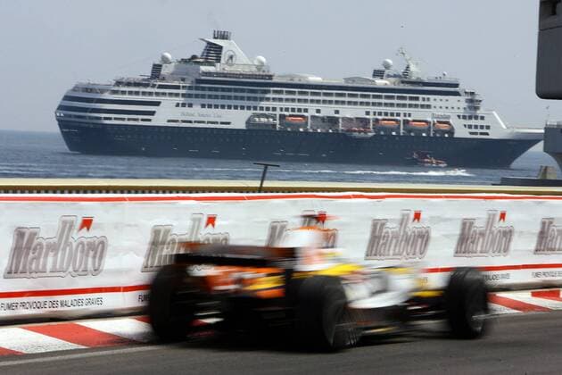 Giancarlo Fisichella (Italien Renault) in seinem Boliden vor einem Kreuzfahrtschiff im Hafen von Monaco Motorsport Grand Prix Herren Großer Preis von Monaco 2007, Formel 1 Weltmeisterschaft, F1, F, GP, WM, Freies Training Einzelbild Monte Carlo Dynamik, Motorsport Grand Prix Herren Großer Preis von Monaco 2007, Formel 1 Weltmeisterschaft, F1, F, GP, WM, Freies Training Einzelbild Monte Carlo Dynamik,