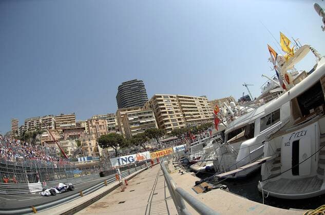 Robert Kubica (Polen BMW Sauber) mit seinem Boliden in der Hafenschikane Motorsport Grand Prix Herren Großer Preis von Monaco 2007, Formel 1 Weltmeisterschaft, F1, F, GP, WM, Freies Training Totale Circuit de Monaco Monte Carlo Motorsport Grand Prix Herren Großer Preis von Monaco 2007, Formel 1 Weltmeisterschaft, F1, F, GP, WM, Freies Training Totale Circuit de Monaco Monte Carlo