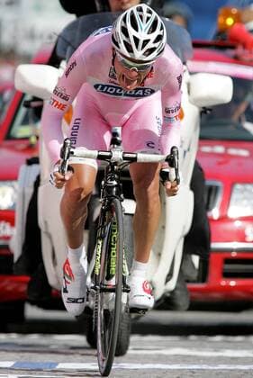 Danilo di Luca (Italien Liquigas) - Zielankunft Radsport Herren 90. Giro dItalia 2007, d Italia, ProTour, Straßenradsport, Straße, Rad, Zeitfahren, Bergzeitfahren Einzelbild 13. Etappe: Biella - Santuario di Oropa Dynamik, Anstrengung Radsport Herren 90. Giro dItalia 2007, d Italia, ProTour, Straßenradsport, Straße, Rad, Zeitfahren, Bergzeitfahren Einzelbild 13. Etappe: Biella - Santuario di Oropa Dynamik, Anstrengung