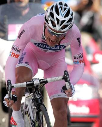 Danilo di Luca (Italien Liquigas) - Zielankunft Radsport Herren 90. Giro dItalia 2007, d Italia, ProTour, Straßenradsport, Straße, Rad, Zeitfahren, Bergzeitfahren Einzelbild 13. Etappe: Biella - Santuario di Oropa Dynamik, Radsport Herren 90. Giro dItalia 2007, d Italia, ProTour, Straßenradsport, Straße, Rad, Zeitfahren, Bergzeitfahren Einzelbild 13. Etappe: Biella - Santuario di Oropa Dynamik,