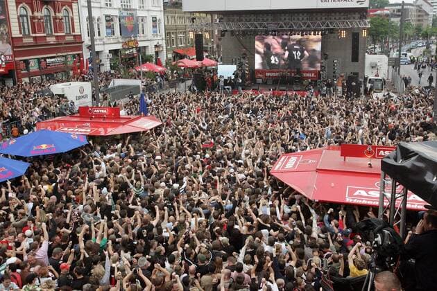 Fans des FC St. Pauli bejubeln beim Public Viewing auf dem Hamburger Spielbudenplatz den Torerfolg ihres Teams Fußball Herren Regionalliga Nord 2006 2007, 3. Liga, FC St. Pauli, Fanfest, Fan Fest, Party Totale Spielbudenplatz Hamburg Masse, Freude, Fußball Herren Regionalliga Nord 2006 2007, 3. Liga, FC St. Pauli, Fanfest, Fan Fest, Party Totale Spielbudenplatz Hamburg Masse, Freude,