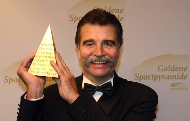 Bundestrainer Heiner Brand (Deutschland) ist mit der Goldenen Sportpyramide 2007 ausgezeichnet worden und präsentiert stolz seine Trophäe Handball Herren Goldene Sportpyramide 2007, Stiftung Deutsche Sporthilfe, Gala, Sportgala, Benefiz, Benefizgala, Einzelbild Berlin Freude, Handball Herren Goldene Sportpyramide 2007, Stiftung Deutsche Sporthilfe, Gala, Sportgala, Benefiz, Benefizgala, Einzelbild Berlin Freude,