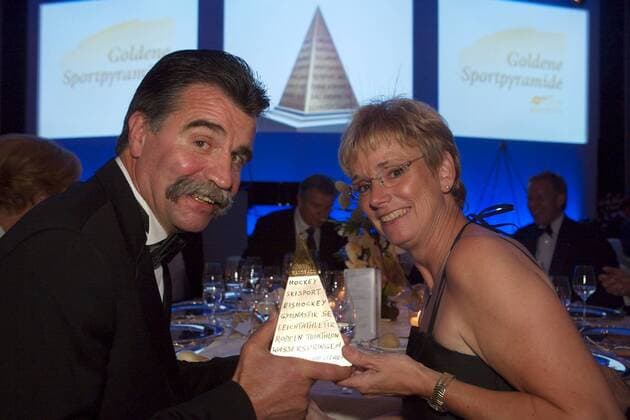 Bundestrainer Heiner Brand (Deutschland) präsentiert gemeinsam mit Ehefrau Christel die Goldene Sportpyramide 2007 Handball Herren Goldene Sportpyramide 2007, Stiftung Deutsche Sporthilfe, Gala, Sportgala, Benefiz, Benefizgala, Gruppe Berlin Handball Herren Goldene Sportpyramide 2007, Stiftung Deutsche Sporthilfe, Gala, Sportgala, Benefiz, Benefizgala, Gruppe Berlin