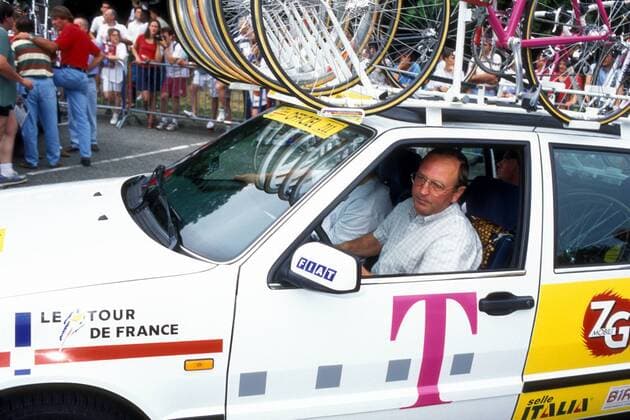 Teamchef Walter Godefroot (Belgien Team Telekom) im Mannschaftswagen Radsport Herren Tour de France 1995, Straßenradsport, Straße, Rad Einzelbild Aufnahmedatum geschätzt Radsport Herren Tour de France 1995, Straßenradsport, Straße, Rad Einzelbild Aufnahmedatum geschätzt