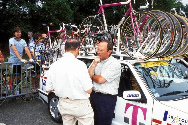 Teamchef Walter Godefroot (Belgien Team Telekom, re.) am Mannschaftswagen im Gespräch Radsport Herren Tour de France 1995, Straßenradsport, Straße, Rad, Gruppe Aufnahmedatum geschätzt Radsport Herren Tour de France 1995, Straßenradsport, Straße, Rad, Gruppe Aufnahmedatum geschätzt