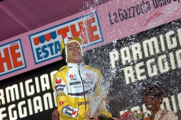 Etappensieger Riccardo Ricco (Italien Saunier Duval Prodir) feiert nach der 15. Etappe des Giro d Italia 2007 von Trento nach Tre Cime di Lavaredo mit einer Sektdusche - Radsport Herren Giro d Italia 2007, dItalia, ProTour, Straßenradsport, Straße, Rad Einzelbild 15. Etappe: Trento - Tre Cime di Lavaredo Freude, Begeisterung, Radsport Herren Giro d Italia 2007, dItalia, ProTour, Straßenradsport, Straße, Rad Einzelbild 15. Etappe: Trento - Tre Cime di Lavaredo Freude, Begeisterung,