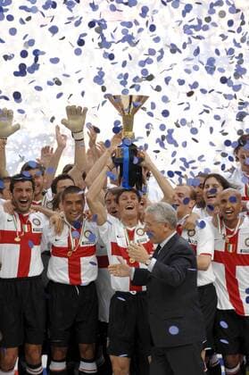 Javier Zanetti (Inter Mailand, Mitte) stemmt während der Siegerehrung zur italienischen Meisterschaft 2006 2007 den Pokal - Fußball Herren Serie A 2006 2007, 1. Italienische Liga, FC Internazionale Mailand, Italienische Meisterschaft Totale Mailand Begeisterung, Freude, Fußball Herren Serie A 2006 2007, 1. Italienische Liga, FC Internazionale Mailand, Italienische Meisterschaft Totale Mailand Begeisterung, Freude,