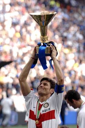 Javier Zanetti (Inter Mailand) - Italienischer Meister 2006 2007 - stemmt den Pokal -  Fußball Herren Serie A 2006 2007, 1. Italienische Liga, FC Internazionale Mailand, Italienische Meisterschaft Einzelbild Mailand Freude, Fußball Herren Serie A 2006 2007, 1. Italienische Liga, FC Internazionale Mailand, Italienische Meisterschaft Einzelbild Mailand Freude,