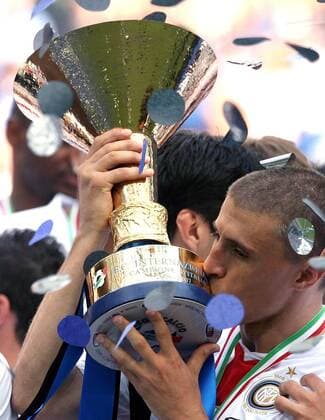Inter Mailand ist italienischer Meister 2006 2007 - Hernan Crespo küsst die Trophäe -  Fußball Herren Serie A 2006 2007, 1. Italienische Liga, FC Internazionale Mailand, Italienische Meisterschaft Einzelbild Mailand Freude, Fußball Herren Serie A 2006 2007, 1. Italienische Liga, FC Internazionale Mailand, Italienische Meisterschaft Einzelbild Mailand Freude,