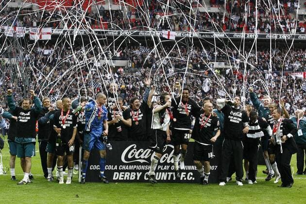 Derby County feiert ausgelassen den Aufstieg in die Premier League - EDITORIAL USE ONLY. No use with unauthorised audio, video, data, fixture lists, club league logos or live services. Online in-match use limited to 120 images, no video emulation. No use in betting, games or single club league player publications. Fußball Herren Football League Championship 2006 2007, 2. Englische Liga, Endspiel, Derby County, Emotionen Totale Playoffs, Playoff, Play Offs, Off, Finale London, Aufsteiger, aufsteigen Freude, Begeisterung, Fußball Herren Football League Championship 2006 2007, 2. Englische Liga, Endspiel, Derby County, Emotionen Totale Playoffs, Playoff, Play Offs, Off, Finale London, Aufsteiger, aufsteigen Freude, Begeisterung,