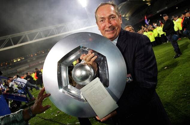 Olympique Lyon ist Französischer Meister 2007 - Trainer Gerard Houllier präsentiert den Meisterschaftspokal -  (pan20432) Fußball Herren Ligue 1 2006 2007, 1. Französische Liga, Olympique Lyonais, OL Einzelbild Lyon Freude, Fußball Herren Ligue 1 2006 2007, 1. Französische Liga, Olympique Lyonais, OL Einzelbild Lyon Freude,  