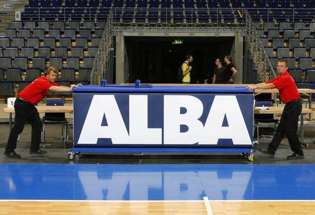 Saisonende für ALBA Berlin - Helfer schieben einen Teil der Werbebande aus der Halle Basketball 1. BL Herren BBL 2006 2007, Playoffs, Playoff, Play Offs, Off, ALBA Berlin Gruppe o0 Sponsor, Werbepartner, Werbung, Wirtschaft Berlin Basketball 1. BL Herren BBL 2006 2007, Playoffs, Playoff, Play Offs, Off, ALBA Berlin Gruppe o0 Sponsor, Werbepartner, Werbung, Wirtschaft Berlin