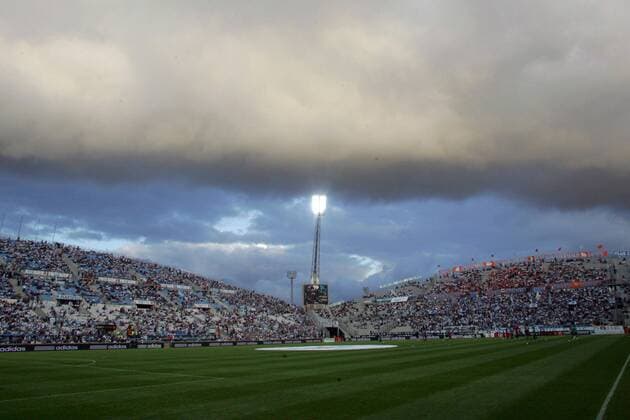 Fußball, Stadiongeschichte Olympique Marseille Dunkle Wolken ziehen über dem Stade Velodrome, Heimspielstätte von Olympique Marseille, auf -  (pan20423) Fußball Herren Ligue 1 2006 2007, 1. Französische Liga, Olympique Marseille, OM Totale Marseille Fußball Herren Ligue 1 2006 2007, 1. Französische Liga, Olympique Marseille, OM Totale Marseille  