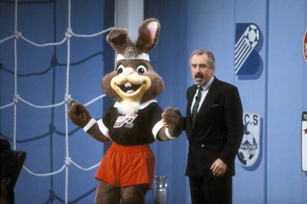 ARD Moderator und Sportchef Heribert Faßbender (BR Deutschland) neben Berni, dem EM Maskottchen 1988 Fußball Herren Vorschau EM 1988, Auslosung, Gruppenauslosung, Nationalmannschaft, BRD Einzelbild Fußball Herren Vorschau EM 1988, Auslosung, Gruppenauslosung, Nationalmannschaft, BRD Einzelbild