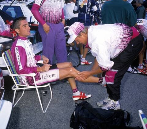 Christian Henn (Deutschland Team Telekom) lässt sich massieren Radsport Herren Tour de France 1995, Straßenradsport, Straße, Rad Gruppe Aufnahmedatum geschätzt Radsport Herren Tour de France 1995, Straßenradsport, Straße, Rad Gruppe Aufnahmedatum geschätzt