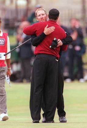 Sieger Eldrick Tiger Woods (USA, re.) und sein Caddie feiern den Sieg bei der British Open Championship 2000 Golf Herren British Open Championship 2000, PGA Tour, TPC of Europe Gruppe The Old Course Royal and Ancient Golf Club St. Andrews Freude, Golf Herren British Open Championship 2000, PGA Tour, TPC of Europe Gruppe The Old Course Royal and Ancient Golf Club St. Andrews Freude,