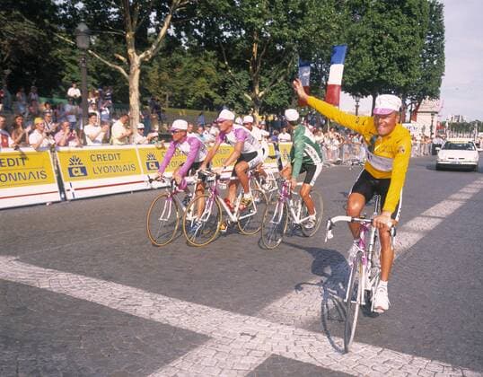 Bjarne Riis (Dänemark Team Telekom) steht als Toursieger fest und genießt die letzten Runden über die Champs Elysees Radsport Herren Tour de France 1996, Straßenradsport, Straße, Rad Gruppe Paris Freude, Radsport Herren Tour de France 1996, Straßenradsport, Straße, Rad Gruppe Paris Freude,