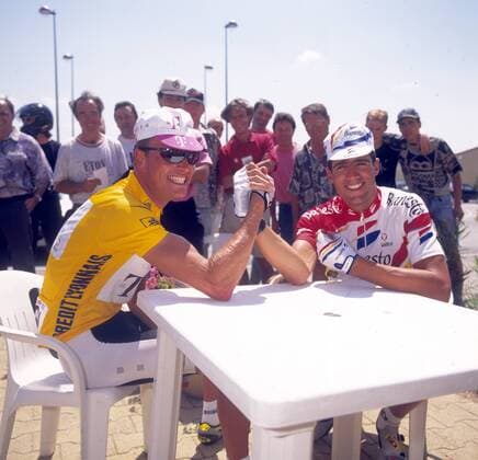 Bjarne Riis (Dänemark Team Telekom, li.) und Miguel Indurain (Spanien Banesto) messen sich am Rande der Tour de France 1996 im Armdrücken Radsport Herren Tour de France 1996, Straßenradsport, Straße, Rad Gruppe Aufnahmedatum geschätzt Kraft, Freude, Radsport Herren Tour de France 1996, Straßenradsport, Straße, Rad Gruppe Aufnahmedatum geschätzt Kraft, Freude,