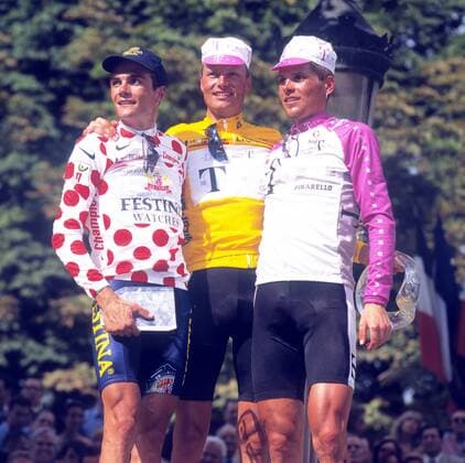 Siegerehrung Tour de France 1996: Toursieger Bjarne Riis (Dänemark, Mitte) zwischen dem Zweiten Jan Ullrich (Deutschland, beide Team Telekom, re.) und dem Dritten Richard Virenque (Frankreich Festina), der auch gleichzeitig das Bergtrikot gewonnen hat Radsport Herren Tour de France 1996, Straßenradsport, Straße, Rad Gruppe Paris Freude, Radsport Herren Tour de France 1996, Straßenradsport, Straße, Rad Gruppe Paris Freude,