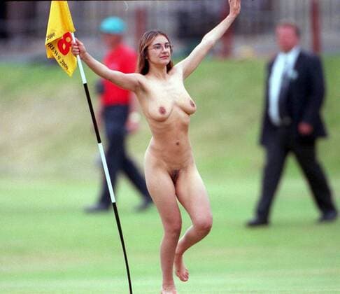 Nackte Frau hat sich auf den Course geschlichen und sich ein Fähnchen vom Green geschnappt Golf Herren British Open Championship 2000, PGA Tour, TPC of Europe Einzelbild The Old Course Royal and Ancient Golf Club St. Andrews Golf Herren British Open Championship 2000, PGA Tour, TPC of Europe Einzelbild The Old Course Royal and Ancient Golf Club St. Andrews