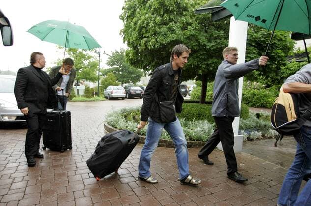 Miroslav Klose (Mitte) und Per Mertesacker (Deutschland, 2.v.li.) bekommen bei ihrer Ankunft in Herzogenaurach einen Regenschirm gehalten Fußball Länderspiel Herren EM Qualifikation 2007, Nationalteam, Vdig Gruppe Herzogenaurach Fußball Länderspiel Herren EM Qualifikation 2007, Nationalteam, Vdig Gruppe Herzogenaurach