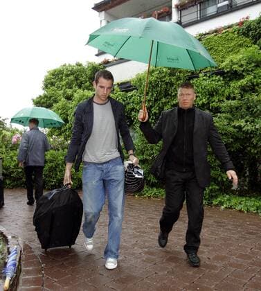 Christoph Metzelder (Deutschland) bekommt bei seiner Ankunft in Herzogenaurach einen Regenschirm gehalten Fußball Länderspiel Herren EM Qualifikation 2007, Nationalteam, Vdig Gruppe Herzogenaurach Fußball Länderspiel Herren EM Qualifikation 2007, Nationalteam, Vdig Gruppe Herzogenaurach