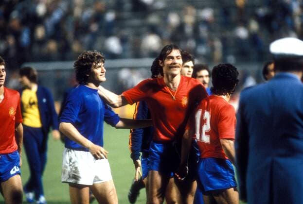 Giancarlo Antognoni (Italien, li.) und Migueli (Mitte) verabschieden sich, daneben Juanito (beide Spanien) Fußball Länderspiel Herren EM 1980, Nationalmannschaft, Nationaltrikot, Gruppe B Gruppe Mailand Harmonie, Fußball Länderspiel Herren EM 1980, Nationalmannschaft, Nationaltrikot, Gruppe B Gruppe Mailand Harmonie,