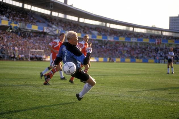 Torwart Peter Schmeichel (Dänemark) schaut dem Ball nach Fußball Länderspiel Herren EM 1992, Nationalmannschaft, Nationaltrikot, Gruppe A, Dänemark - England 0:0 Einzelbild Malmö Dynamik, Abwehr, Fußball Länderspiel Herren EM 1992, Nationalmannschaft, Nationaltrikot, Gruppe A, Dänemark - England 0:0 Einzelbild Malmö Dynamik, Abwehr,