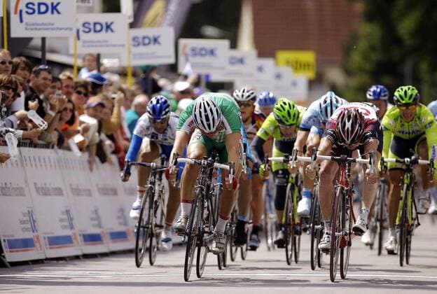 Andre Schulze (Deutschland Wiesenhof Felt, li.) gewinnt den Zielsprint vor Stuart O Grady (Australien CSC) und somit die erste Etappe der Bayern Rundfahrt 2007 Radsport Herren Bayern Rundfahrt 2007, Bayernrundfahrt, Straßenradsport, Straße, Rad Gruppe 1. Etappe: Garmisch Partenkirchen - Gundelfingen Dynamik, Radsport Herren Bayern Rundfahrt 2007, Bayernrundfahrt, Straßenradsport, Straße, Rad Gruppe 1. Etappe: Garmisch Partenkirchen - Gundelfingen Dynamik,