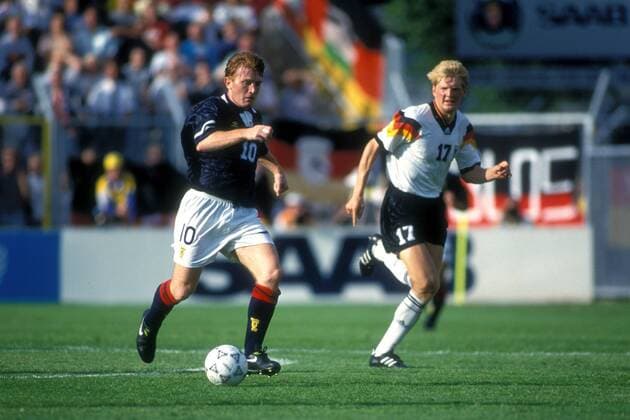 Stuart McCall (Schottland, li.) am Ball, Stefan Effenberg (Deutschland) daneben Fußball Länderspiel Herren EM 1992, Nationalmannschaft, Nationaltrikot Gruppe 2, Deutschland - Schottland 2:0 Vdia Gruppe Norrköping Dynamik, Fußball Länderspiel Herren EM 1992, Nationalmannschaft, Nationaltrikot Gruppe 2, Deutschland - Schottland 2:0 Vdia Gruppe Norrköping Dynamik,