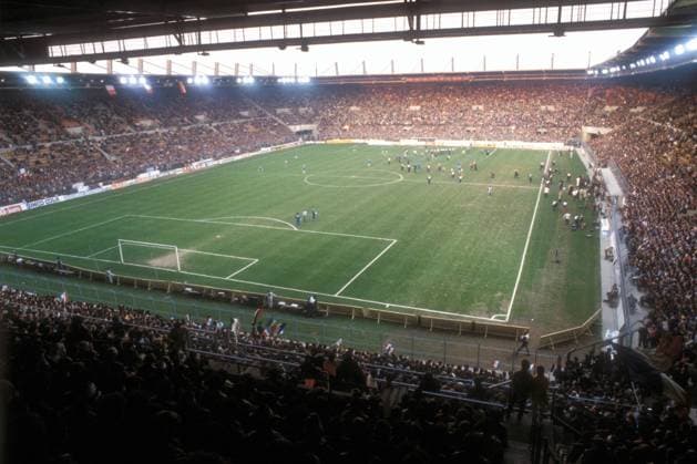 Vollbesetzte Ränge im Stade de la Meinau in Straßburg Fußball Länderspiel Herren EM 1984, Nationalmannschaft, Gruppe B o0 Austragungsort, Wettkampfstätte, Spielstätten Totale Stade de la Meinau, Meinaustadion Strasbourg Fußball Länderspiel Herren EM 1984, Nationalmannschaft, Gruppe B o0 Austragungsort, Wettkampfstätte, Spielstätten Totale Stade de la Meinau, Meinaustadion Strasbourg