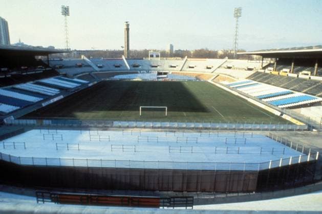 Innenansicht des Stade Velodrome in Marseille Fußball Länderspiel Herren EM 1984, Nationalmannschaft, Gruppe B o0 Austragungsort, Wettkampfstätte, Spielstätten Totale Stade Velodrome Marseille Leere, Ruhe, Fußball Länderspiel Herren EM 1984, Nationalmannschaft, Gruppe B o0 Austragungsort, Wettkampfstätte, Spielstätten Totale Stade Velodrome Marseille Leere, Ruhe,