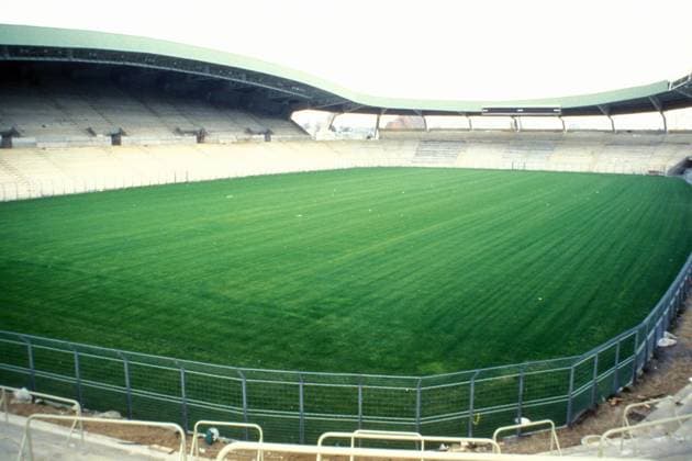 Innenansicht des Stade La Beaujoire in Nantes Fußball Länderspiel Herren EM 1984, Nationalmannschaft, Gruppe B o0 Austragungsort, Wettkampfstätte, Spielstätten Totale Stade La Beaujoire Nantes Leere, Ruhe, Fußball Länderspiel Herren EM 1984, Nationalmannschaft, Gruppe B o0 Austragungsort, Wettkampfstätte, Spielstätten Totale Stade La Beaujoire Nantes Leere, Ruhe,
