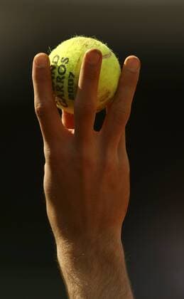 Tennisball mit der Aufschrift Roland Garros in der Hand eines Balljungen Tennis Damen French Open 2007, Grand Slam, WTA Tour Einzelbild Roland Garros Paris Tennis Damen French Open 2007, Grand Slam, WTA Tour Einzelbild Roland Garros Paris