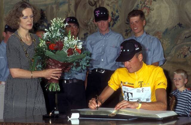 Bjarne Riis (Dänemark Team Telekom), Gesamtsieger der Tour de France 1996, trägt sich in das Goldene Buch der Stadt Bonn ein, Oberbürgermeisterin Bärbel Dieckmann (SPD) wartet wie Jan Ullrich (hi.re.) und Rolf Aldag (alle Deutschland Team Telekom) Radsport Herren Straßenradsport 1996, Straße, Rad, Empfang Rathaus Rathausempfang, Vdia, Sieg, Sieger Gruppe Kommunalpolitiker Kommunalpolitikerin Bonn Radsport Herren Straßenradsport 1996, Straße, Rad, Empfang Rathaus Rathausempfang, Vdia, Sieg, Sieger Gruppe Kommunalpolitiker Kommunalpolitikerin Bonn