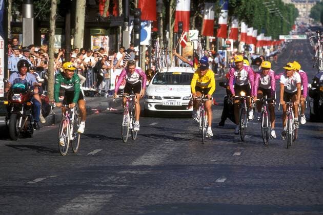 Ehrenrunde Team Telekom auf den Champs Elysees 1997 v.li.: Erik Zabel im grünen Trikot, Rolf Aldag, Gesamtsieger Jan Ullrich im gelben Trikot, Christian Henn, Udo Bölts (alle Deutschland) und Georg Totschnig (Österreich) Radsport Herren Tour de France 1997, Straßenradsport, Straße, Rad, Vdia Totale Champs Elysees Elysee 21. Etappe: Euro Disney - Paris Radsport Herren Tour de France 1997, Straßenradsport, Straße, Rad, Vdia Totale Champs Elysees Elysee 21. Etappe: Euro Disney - Paris