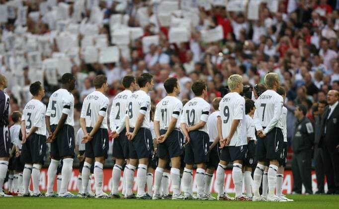 Nationalhymne England - EDITORIAL USE ONLY. No use with unauthorised audio, video, data, fixture lists, club league logos or live services. Online in-match use limited to 120 images, no video emulation. No use in betting, games or single club league player publications. Fußball Länderspiel Herren Freundschaftsspiel 2007, Test, Testspiel, Nationalteam, Nationaltrikot Totale London Fußball Länderspiel Herren Freundschaftsspiel 2007, Test, Testspiel, Nationalteam, Nationaltrikot Totale London