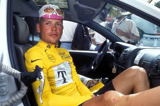 Jan Ullrich (Deutschland Team Telekom) sitzt zur Entspannung im Materialwagen Radsport Herren Tour de France 1997, Straßenradsport, Straße, Rad Einzelbild 11. Etappe: Andorra - Perpignan Radsport Herren Tour de France 1997, Straßenradsport, Straße, Rad Einzelbild 11. Etappe: Andorra - Perpignan