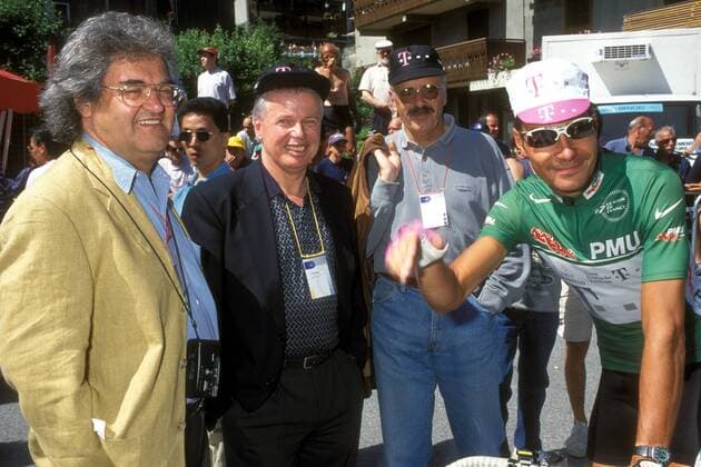 Erik Zabel (Team Telekom, re.) mit Telekom Sprecher Jürgen Kindervater (2.v.li.) und Focus Chefredakteur Helmut Markwort (li., alle Deutschland) Radsport Herren Tour de France 1998, Straßenradsport, Straße, Rad Gruppe Aufnahmedatum geschätzt Radsport Herren Tour de France 1998, Straßenradsport, Straße, Rad Gruppe Aufnahmedatum geschätzt