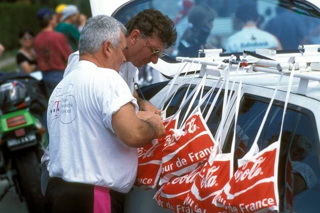 Masseur Jef d Hont (Belgien Team Telekom, li.) sortiert die Verpflegungsbeutel Radsport Herren Tour de France 1996, Straßenradsport, Straße, Rad Gruppe Aufnahmedatum geschätzt Radsport Herren Tour de France 1996, Straßenradsport, Straße, Rad Gruppe Aufnahmedatum geschätzt