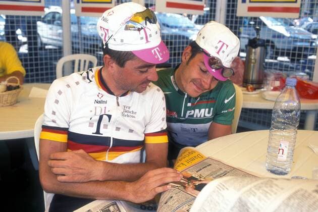 Christian Henn (li.) und Erik Zabel (beide Deutschland Team Telekom) lesen gemeinsam Zeitung Radsport Herren Tour de France, Straßenradsport 1997, Straße, Rad Gruppe Aufnahmedatum geschätzt Harmonie, Radsport Herren Tour de France, Straßenradsport 1997, Straße, Rad Gruppe Aufnahmedatum geschätzt Harmonie,