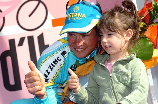 Paolo Savoldelli (Italien Astana) gewinnt die 20. Etappe des Giro d Italia 2007 und lässt sich von Tochter Marika die tolle Leistung bestätigen - Radsport Herren Giro d Italia 2007, dItalia, ProTour, Straßenradsport, Straße, Rad, Einzelzeitfahren, Zeitfahren Gruppe 20. Etappe: Bardolino - Verona Freude, Radsport Herren Giro d Italia 2007, dItalia, ProTour, Straßenradsport, Straße, Rad, Einzelzeitfahren, Zeitfahren Gruppe 20. Etappe: Bardolino - Verona Freude,