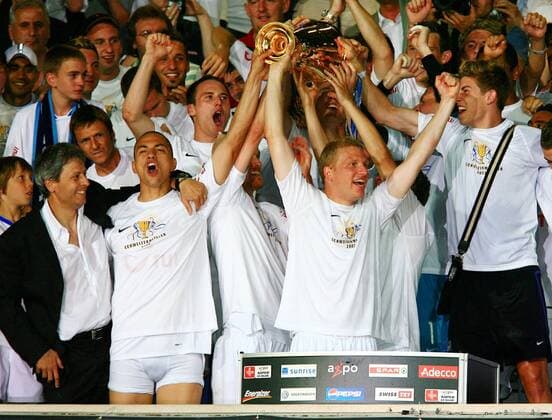 FC Zürich - Schweizer Fußballmeister 2007, u.a. Trainer Lucien Favre (li.), Goekhan Inler (2.v.li.) und Marc Schneider (Mitte, vorn) Fußball Herren Super League 2006 2007, 1. Schweizer Liga, FC Zürich Totale Zürich Freude, Begeisterung, Fußball Herren Super League 2006 2007, 1. Schweizer Liga, FC Zürich Totale Zürich Freude, Begeisterung, 