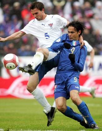 Jon Roi Jacobsen (Färöer Inseln, li.) gegen Filippo Inzaghi (Italien) - Torjubel - Fußball Länderspiel Herren EM Qualifikation, Nationalteam, Nationaltrikot, Färöer Inseln - Italien 1:2, o0 2007 Gruppe Torshavn Dynamik, Fußball Länderspiel Herren EM Qualifikation, Nationalteam, Nationaltrikot, Färöer Inseln - Italien 1:2, o0 2007 Gruppe Torshavn Dynamik,