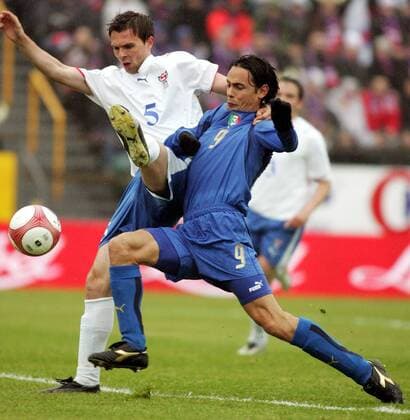 Jon Roi Jacobsen (Färöer Inseln, li.) gegen Filippo Inzaghi (Italien) - Torjubel - Fußball Länderspiel Herren EM Qualifikation, Nationalteam, Nationaltrikot, Färöer Inseln - Italien 1:2, o0 2007 Gruppe Torshavn Dynamik, Kampf, Fußball Länderspiel Herren EM Qualifikation, Nationalteam, Nationaltrikot, Färöer Inseln - Italien 1:2, o0 2007 Gruppe Torshavn Dynamik, Kampf,