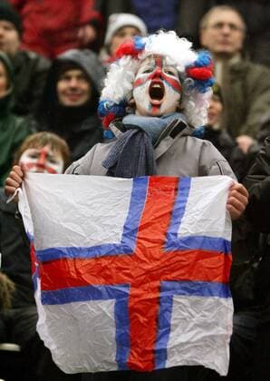 Fan der Färöer Inseln mit Gesichtsbemalung und Landesfahne -  Fußball Länderspiel Herren EM Qualifikation, Nationalteam, Nationaltrikot, Färöer Inseln - Italien 1:2, o0 2007 Einzelbild Torshavn Fußball Länderspiel Herren EM Qualifikation, Nationalteam, Nationaltrikot, Färöer Inseln - Italien 1:2, o0 2007 Einzelbild Torshavn