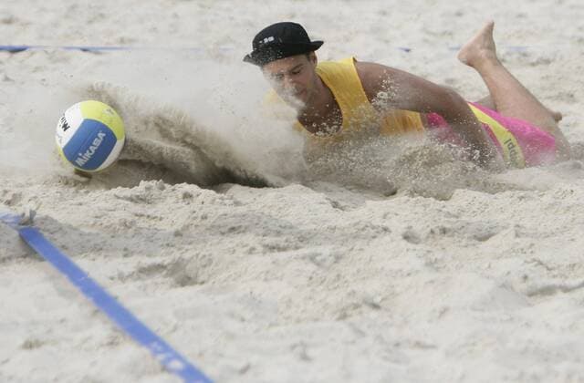Sebastian Prüsener (Deutschland) kommt zu spät Beachvolleyball Herren Smart Beach Tour Dresden 2007 Einzelbild Dresden Dynamik, Beachvolleyball Herren Smart Beach Tour Dresden 2007 Einzelbild Dresden Dynamik,