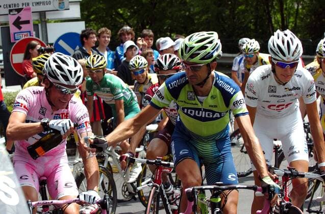 Danilo di Luca (Italien Liquigas, li.) gönnt sich und seinen Mannschaftskollegen auf seinen Gesamtsieg beim Giro d Italia 2007 schon mal ein Glas Champagner - Radsport Herren Giro d Italia 2007, dItalia, ProTour, Straßenradsport, Straße, Rad, Gruppe 21. Etappe: Vestona - Mailand Radsport Herren Giro d Italia 2007, dItalia, ProTour, Straßenradsport, Straße, Rad, Gruppe 21. Etappe: Vestona - Mailand